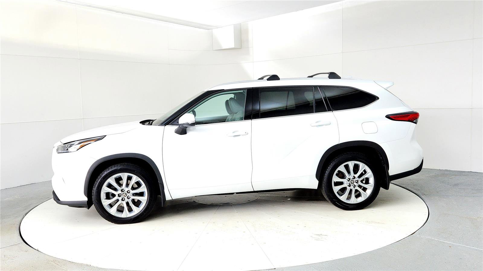 Used 2023 Toyota Highlander Limited image 3