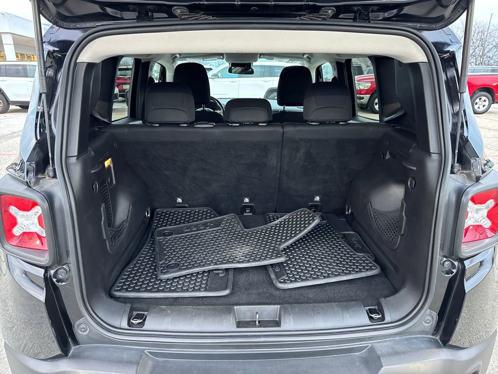 Certified 2019 Jeep Renegade Latitude w/ Cold Weather Group image 36