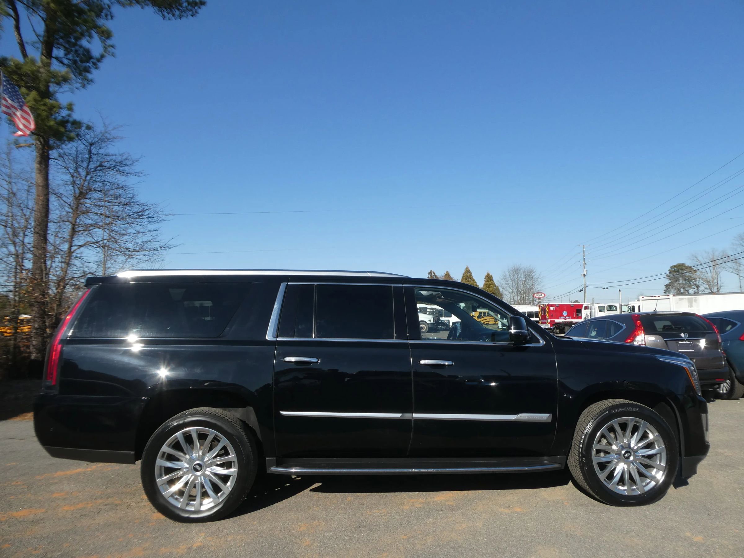 Used 2019 Cadillac Escalade ESV Luxury image 4