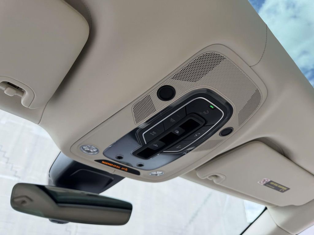 Used 2022 Bentley Bentayga AWD/4WD image 29