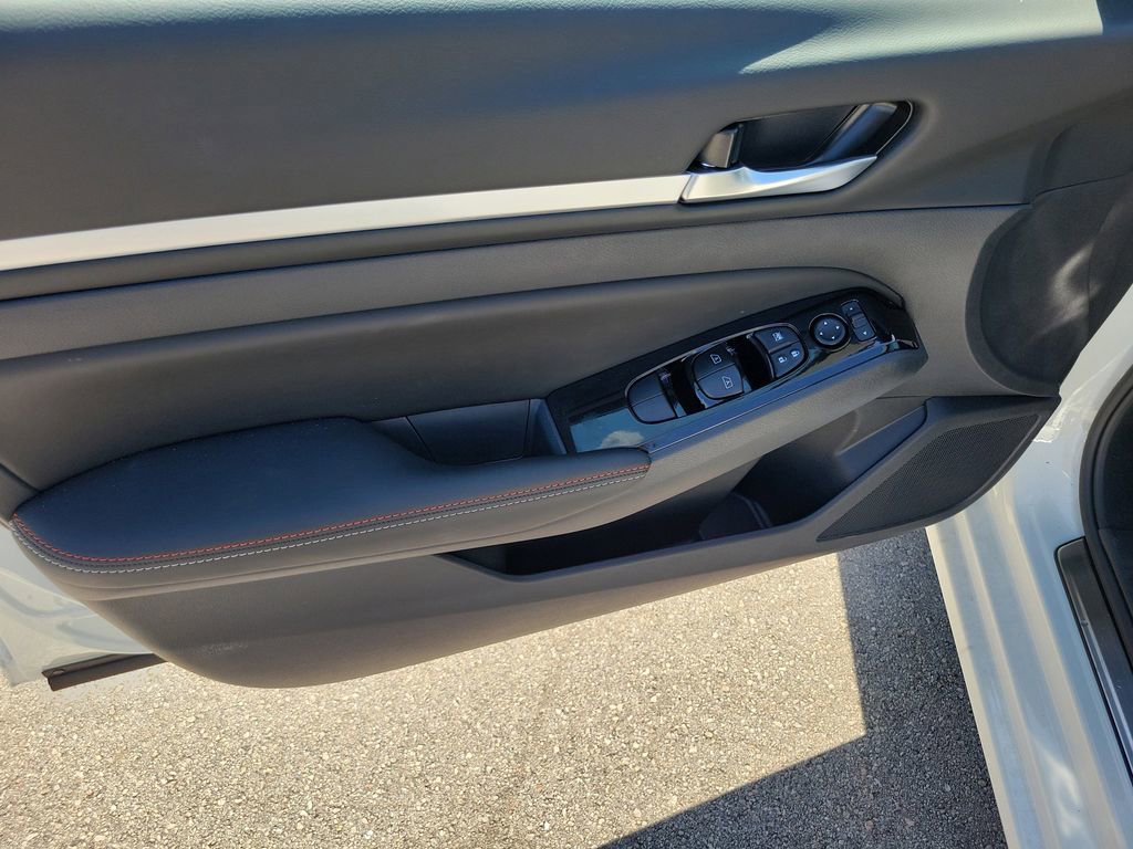 Used 2025 Nissan Altima 2.5 SR w/ SR Premium Package FWD image 15