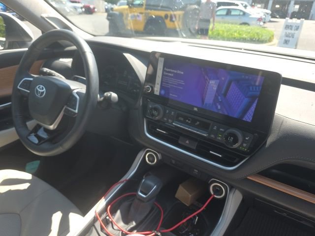 Used 2025 Toyota Grand Highlander AWD image 13