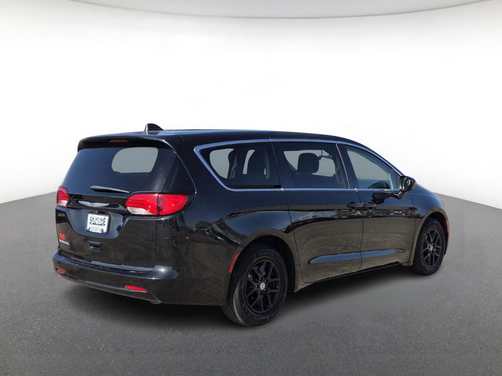 Used 2022 Chrysler Voyager LX image 3