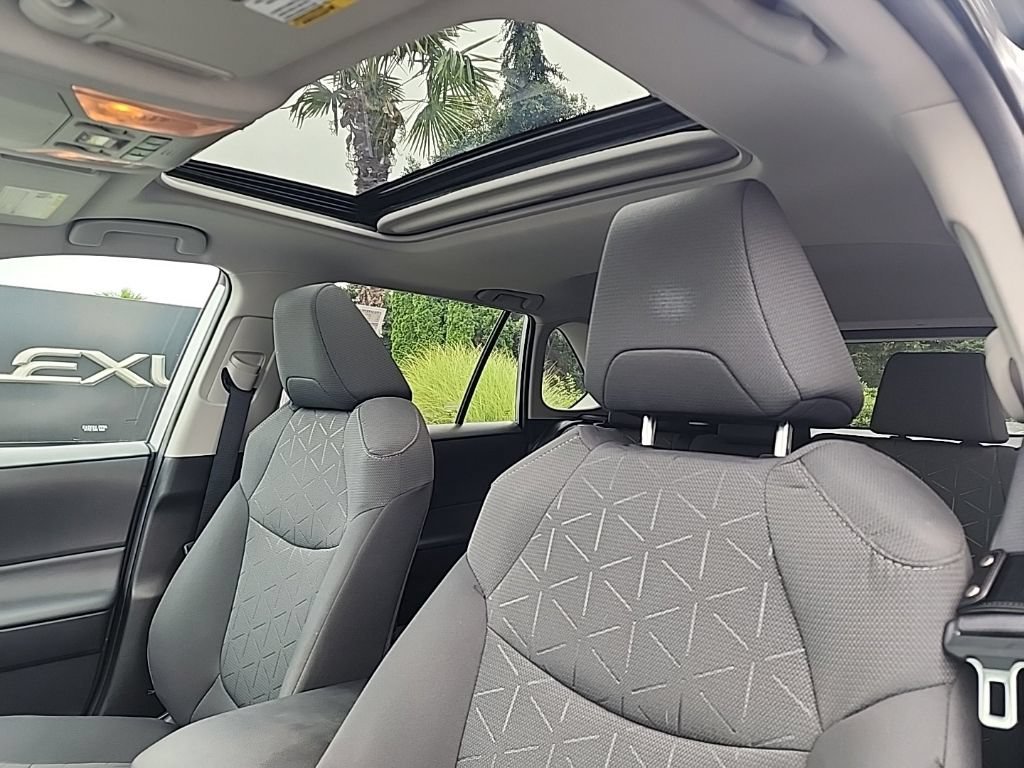 Used 2021 Toyota RAV4 XLE w/ Convenience Package AWD/4WD image 14