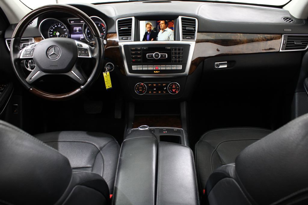 Used 2015 Mercedes-Benz GL 550 4MATIC image 2