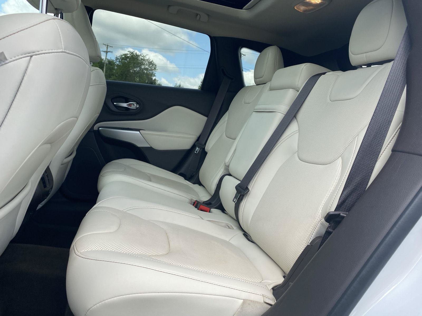 Used 2018 Jeep Cherokee Overland AWD/4WD image 32
