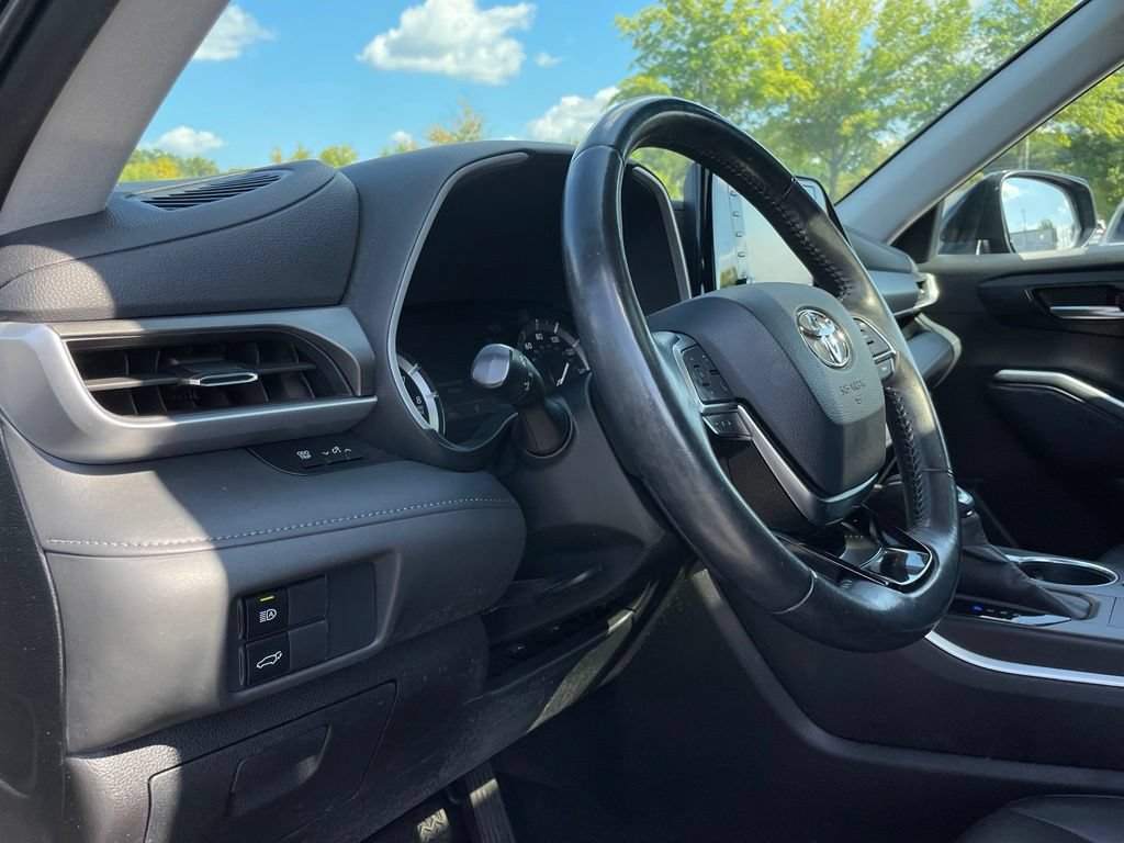 Used 2020 Toyota Highlander XLE FWD image 27