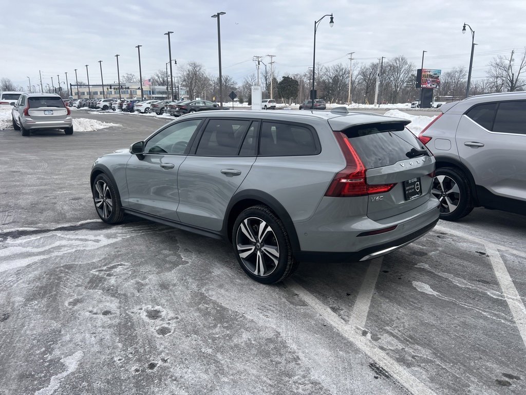Certified 2025 Volvo V60 B5 Cross Country Plus image 4