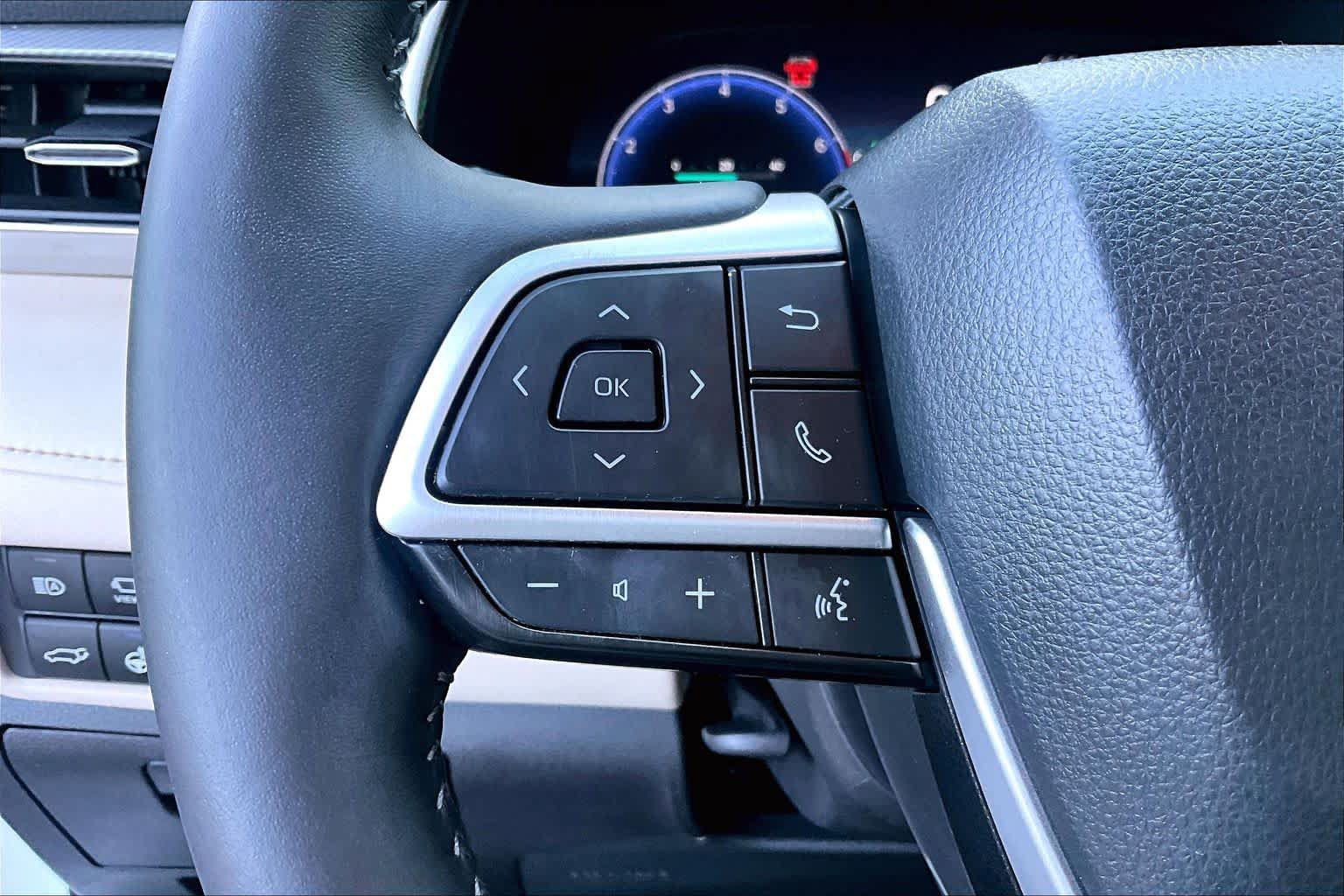 Used 2024 Toyota Highlander Platinum AWD/4WD image 22