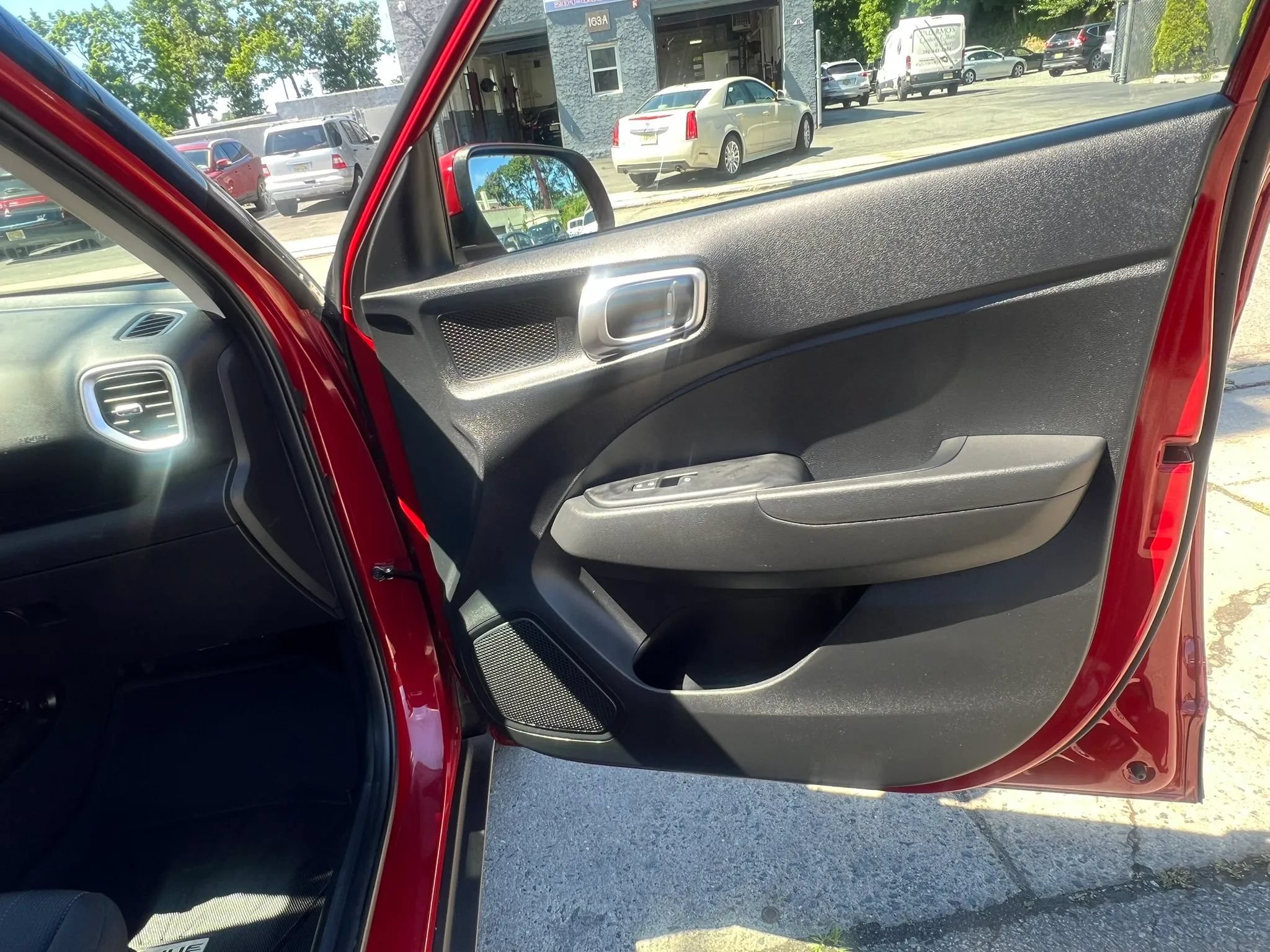Used 2025 Hyundai Venue SE FWD image 30