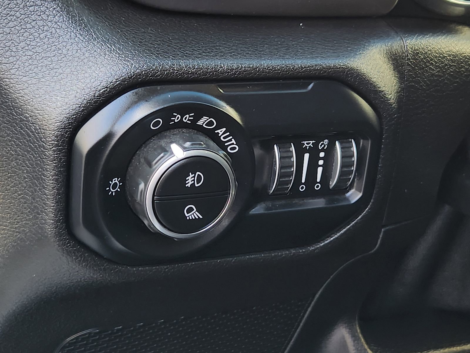 Used 2020 Jeep Gladiator Overland w/ Dual Top Group image 27