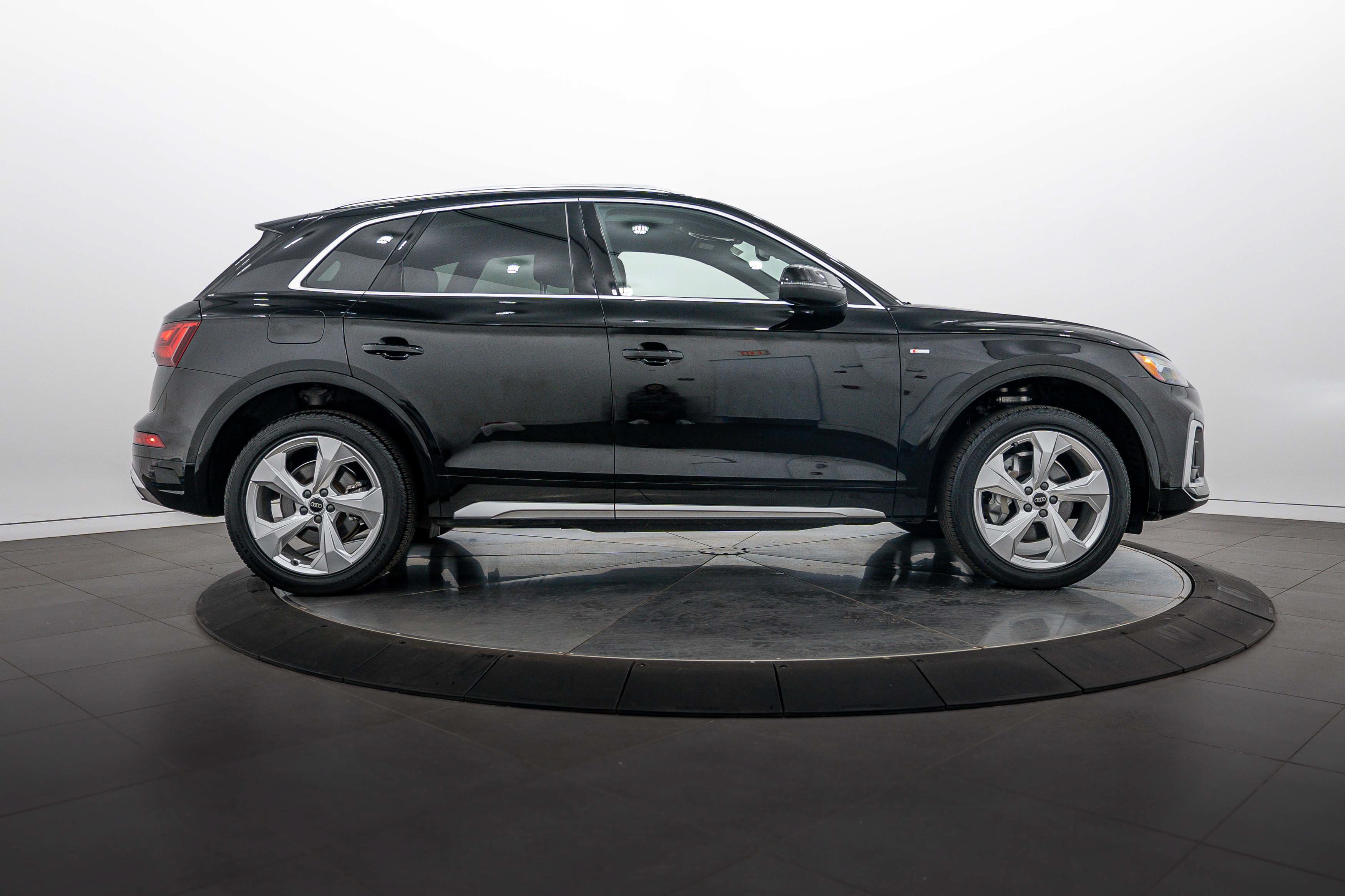 Certified 2023 Audi Q5 2.0T Premium Plus w/ Premium Plus Package AWD/4WD image 3