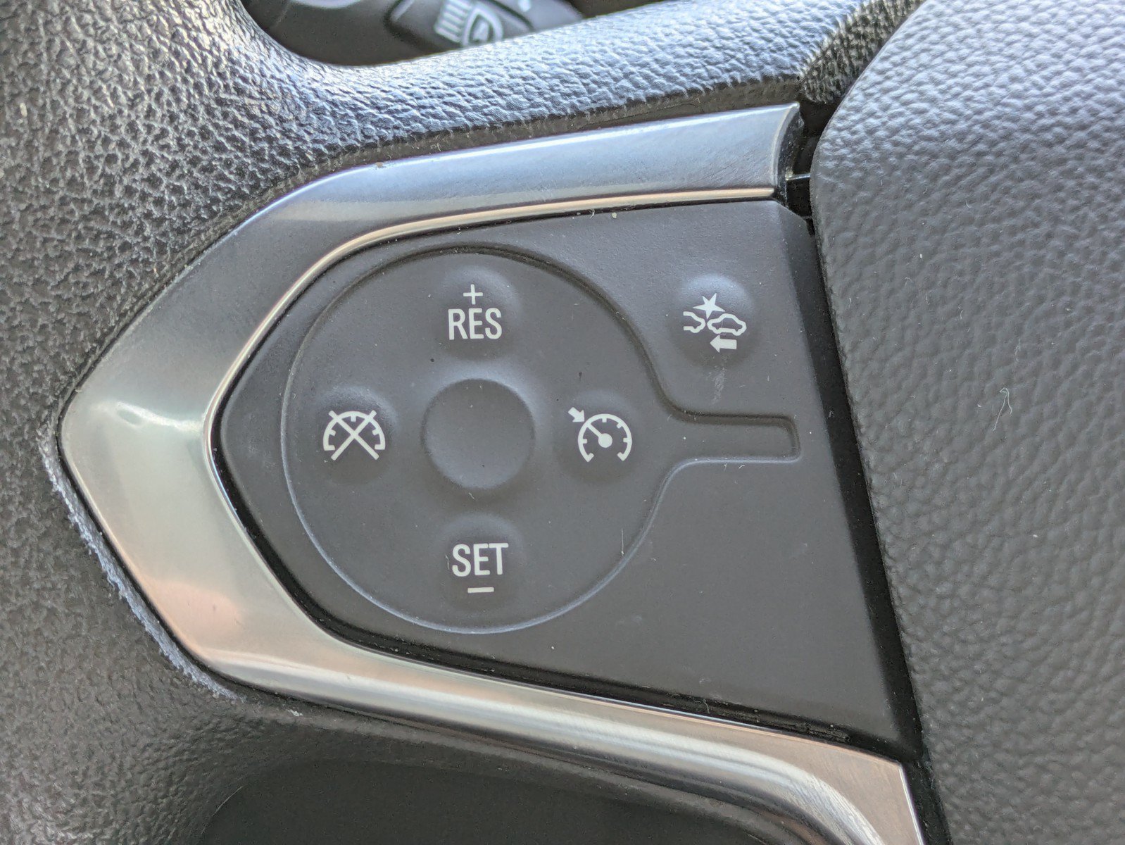 Used 2023 Chevrolet Traverse LS FWD image 18