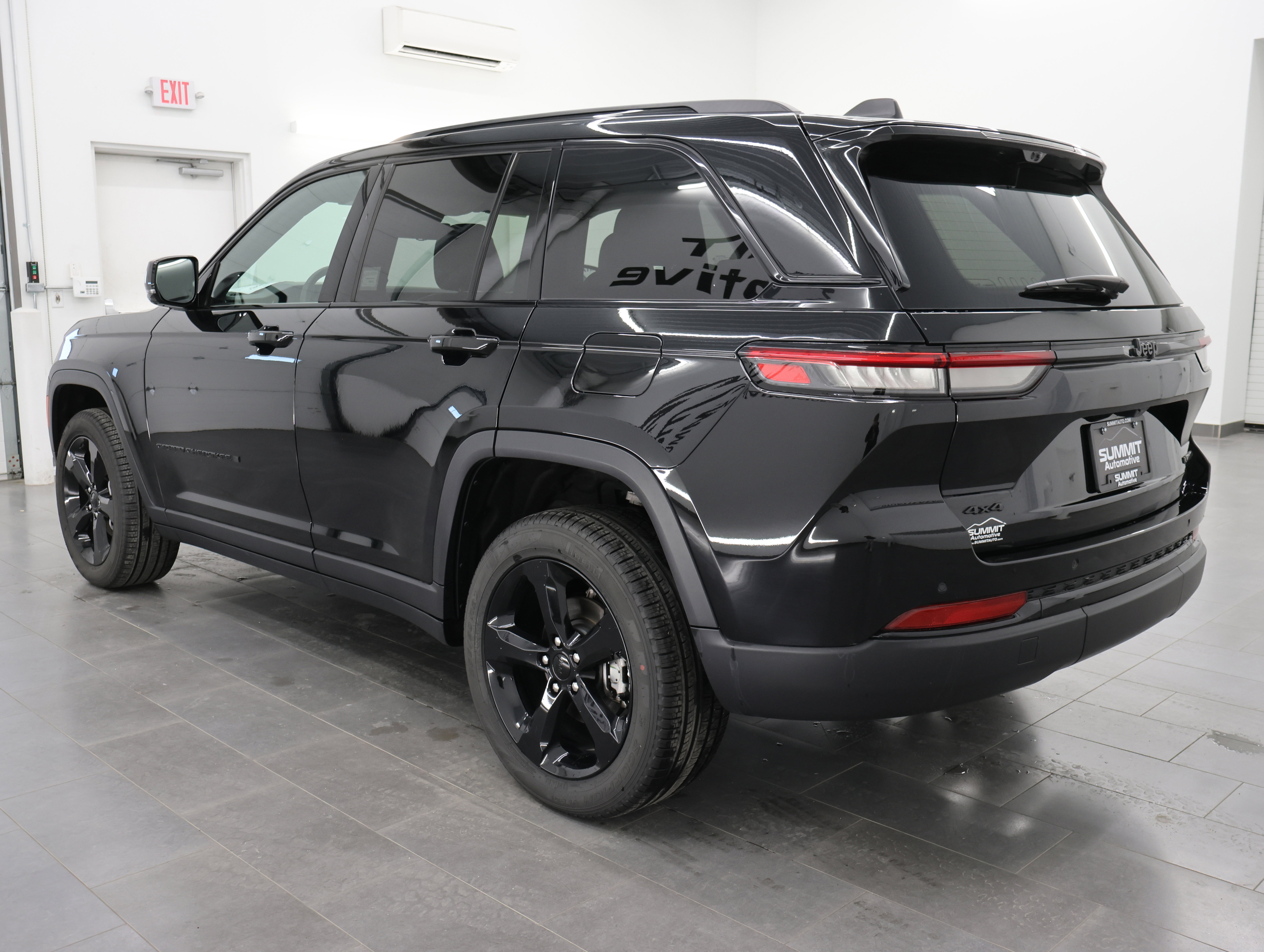 Used 2025 Jeep Grand Cherokee Limited w/ Luxury Tech Group II image 6