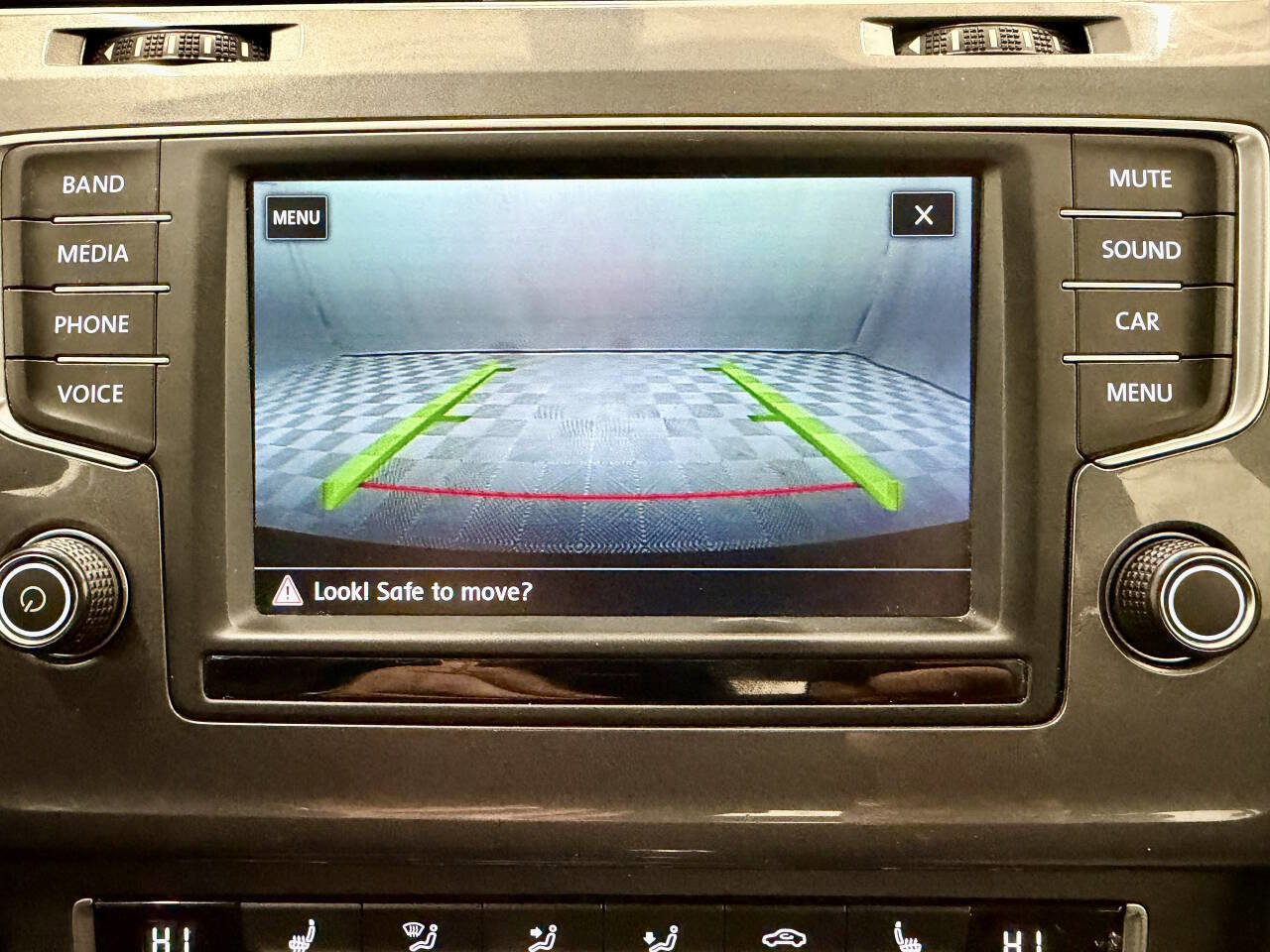 Used 2016 Volkswagen e-Golf SE w/ DC Fast Charging Package image 13