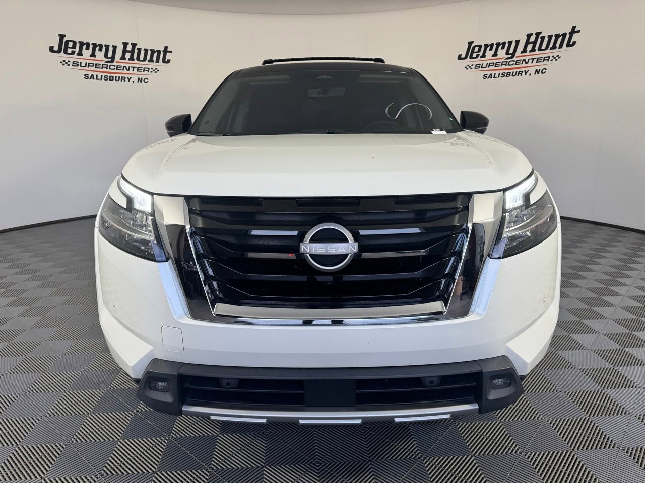 Used 2024 Nissan Pathfinder Platinum FWD image 5