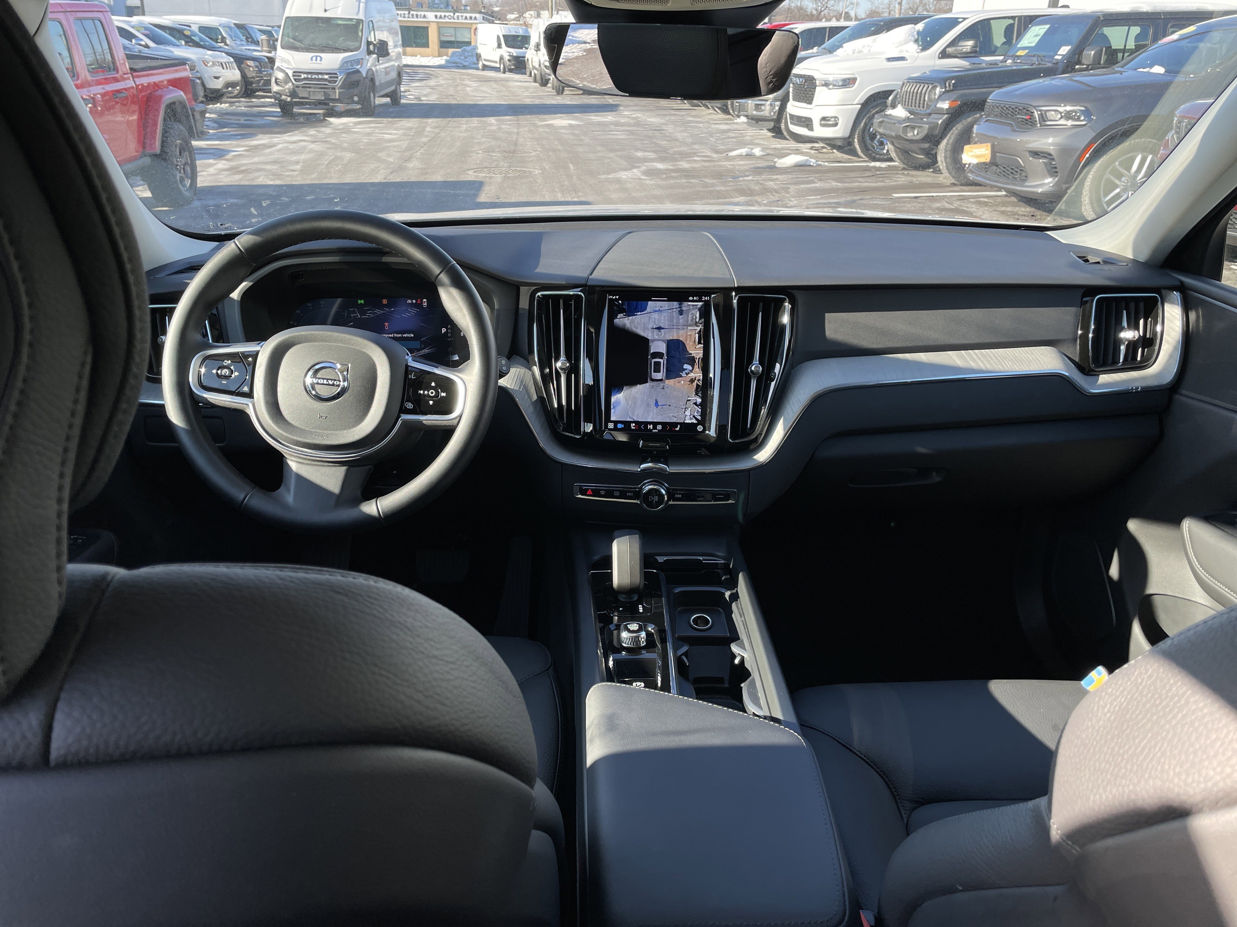 Used 2025 Volvo XC60 B5 Plus image 31