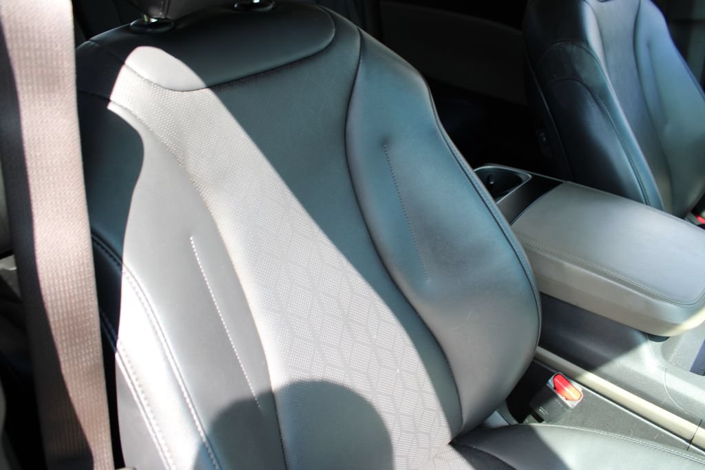 Used 2025 Kia Carnival FWD image 21