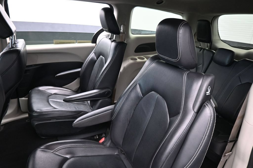 Used 2022 Chrysler Pacifica Touring-L FWD image 35