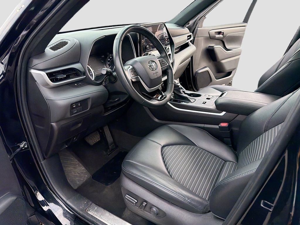 Used 2023 Toyota Highlander XSE image 30