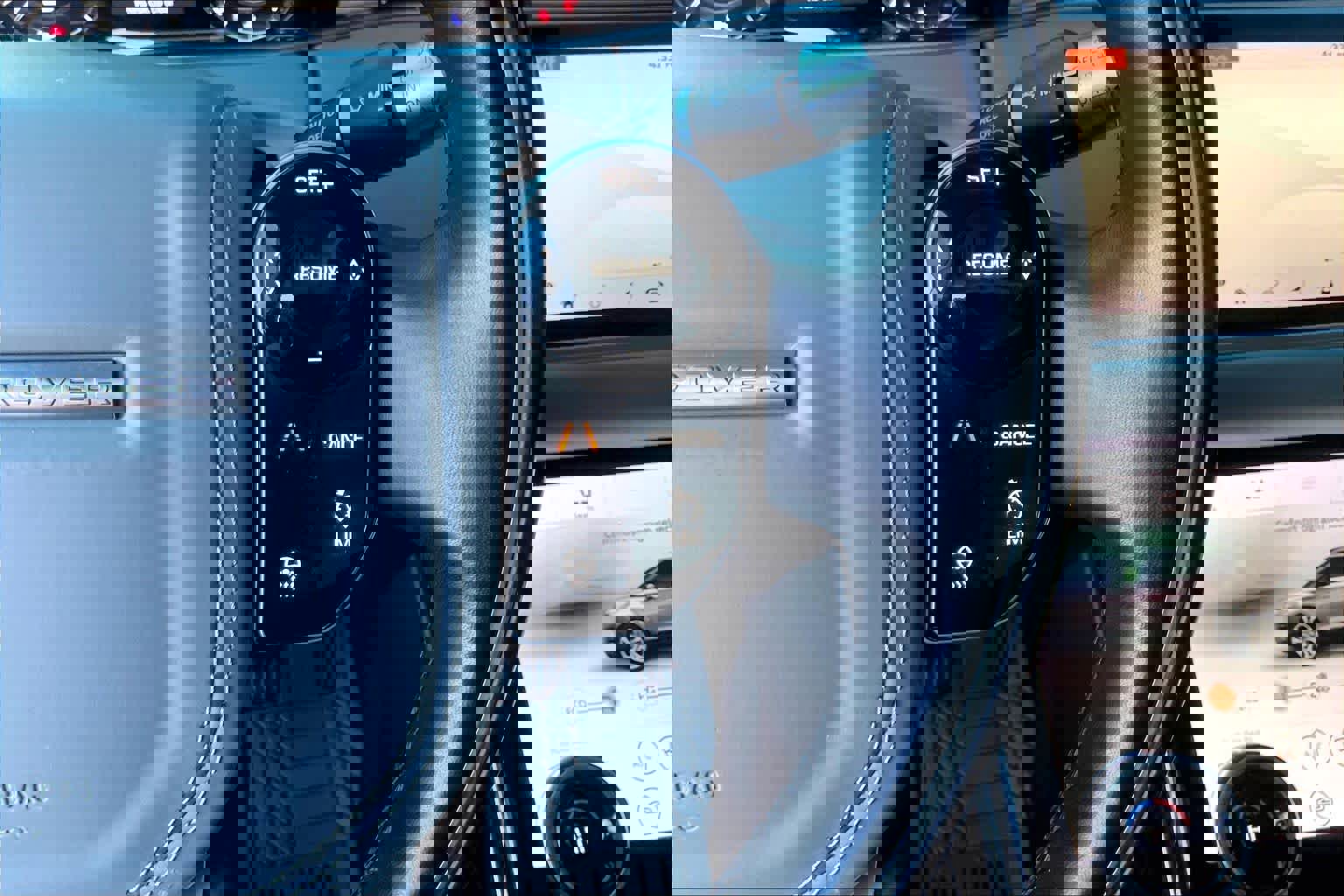 Used 2020 Land Rover Range Rover Evoque SE image 25