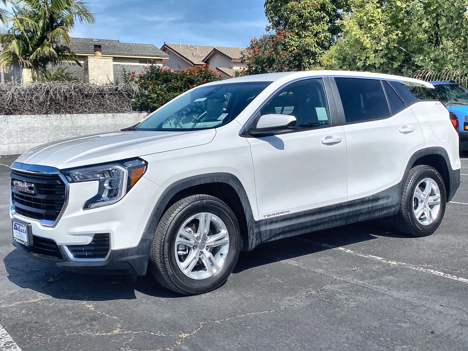 Used 2024 GMC Terrain SLE image 2
