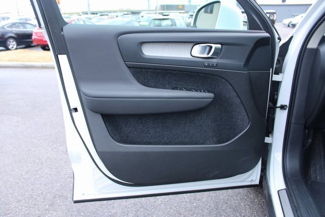 Used 2025 Volvo XC40 B5 Plus image 10