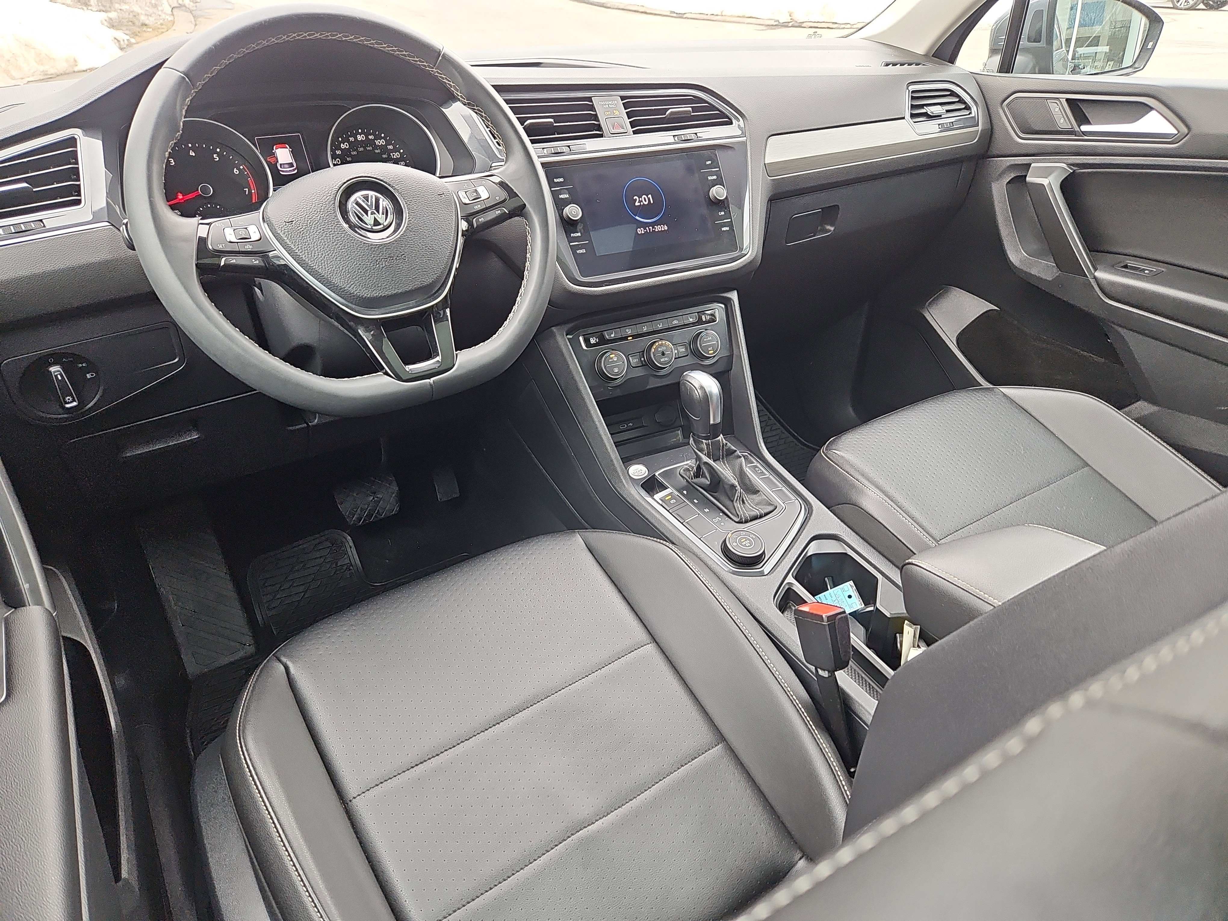 Used 2021 Volkswagen Tiguan SE w/ Panoramic Sunroof Package image 3