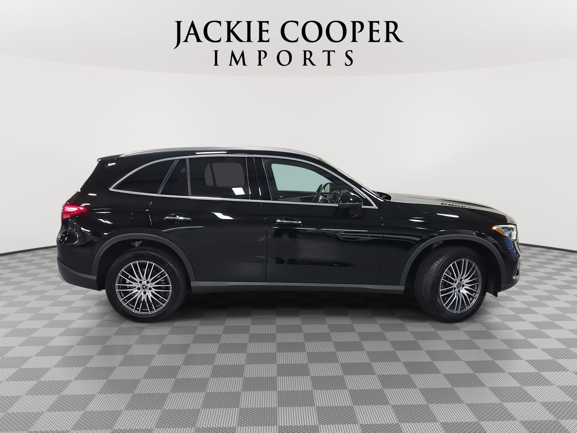 Used 2025 Mercedes-Benz GLC 300 4MATIC image 4
