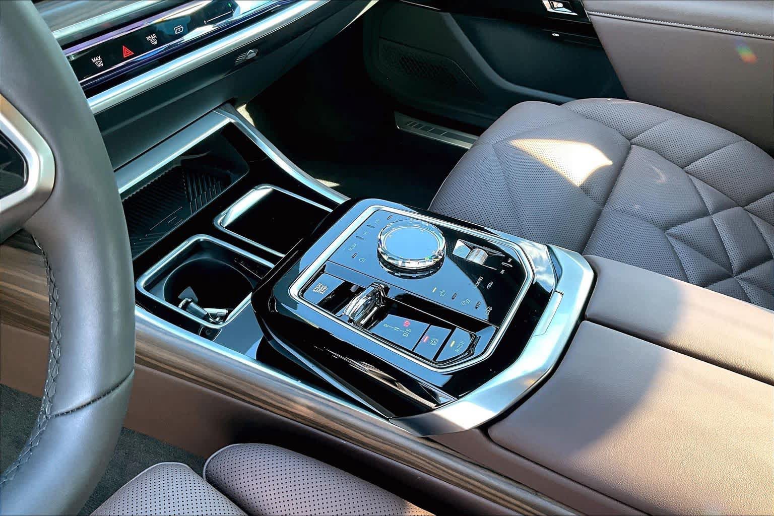 Used 2025 BMW 740i w/ Premium Package RWD image 16