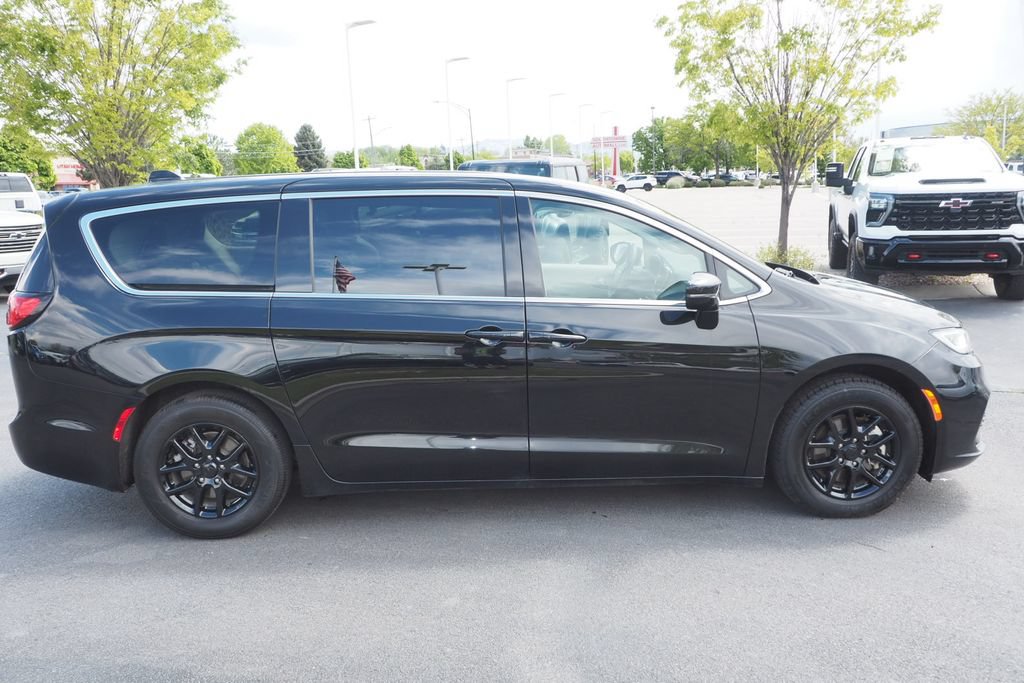 Used 2024 Chrysler Pacifica Touring-L FWD image 4