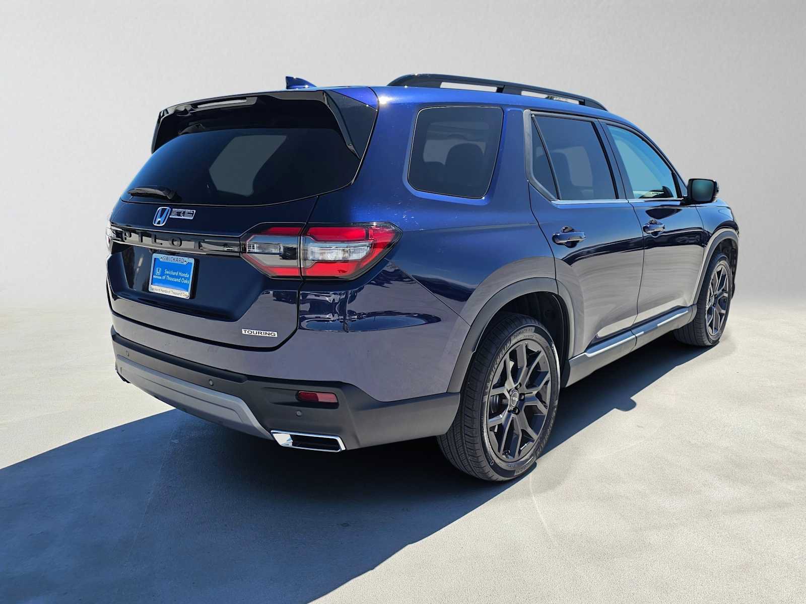 Used 2025 Honda Pilot Touring image 3