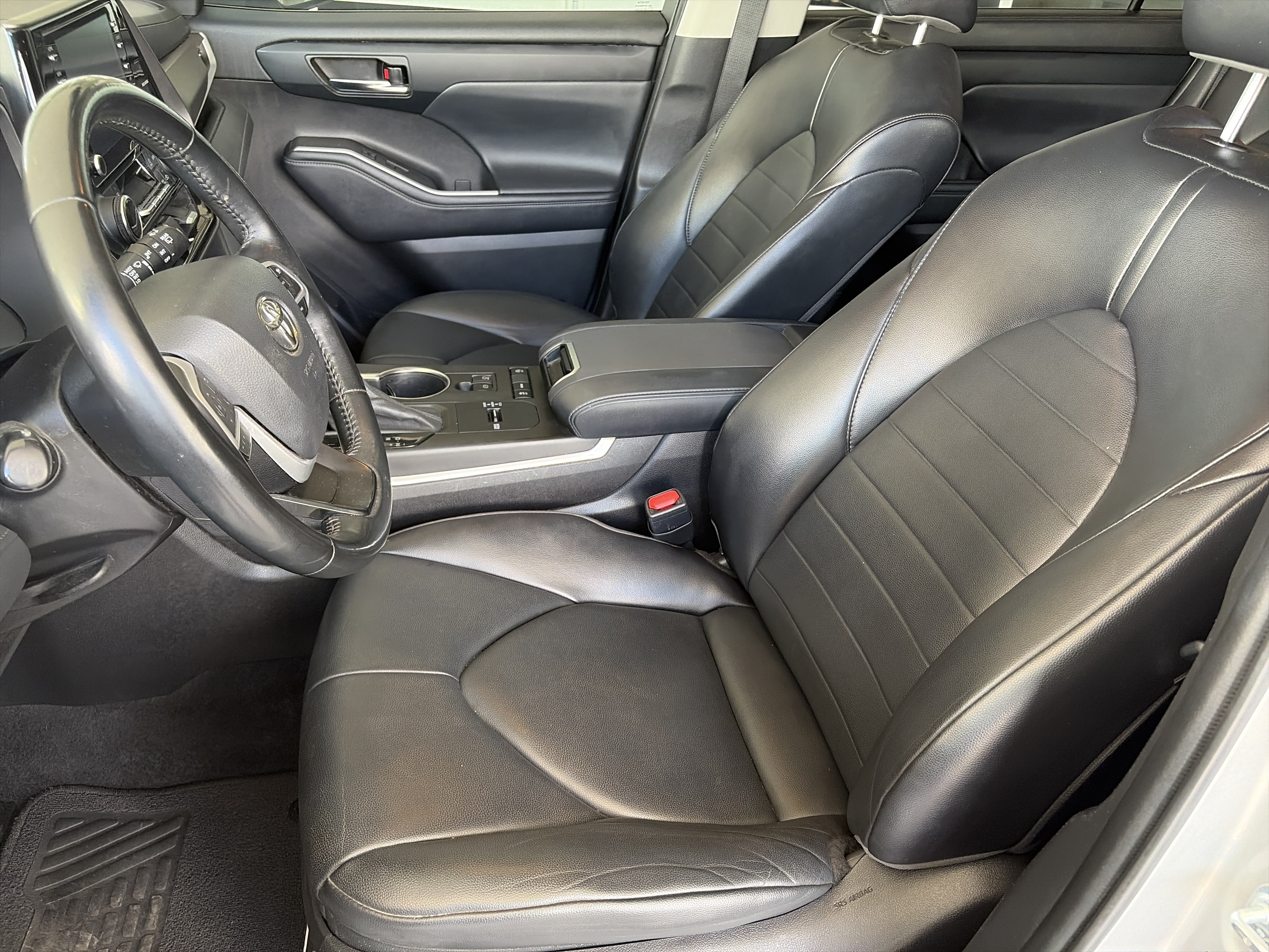 Used 2022 Toyota Highlander XLE FWD image 16