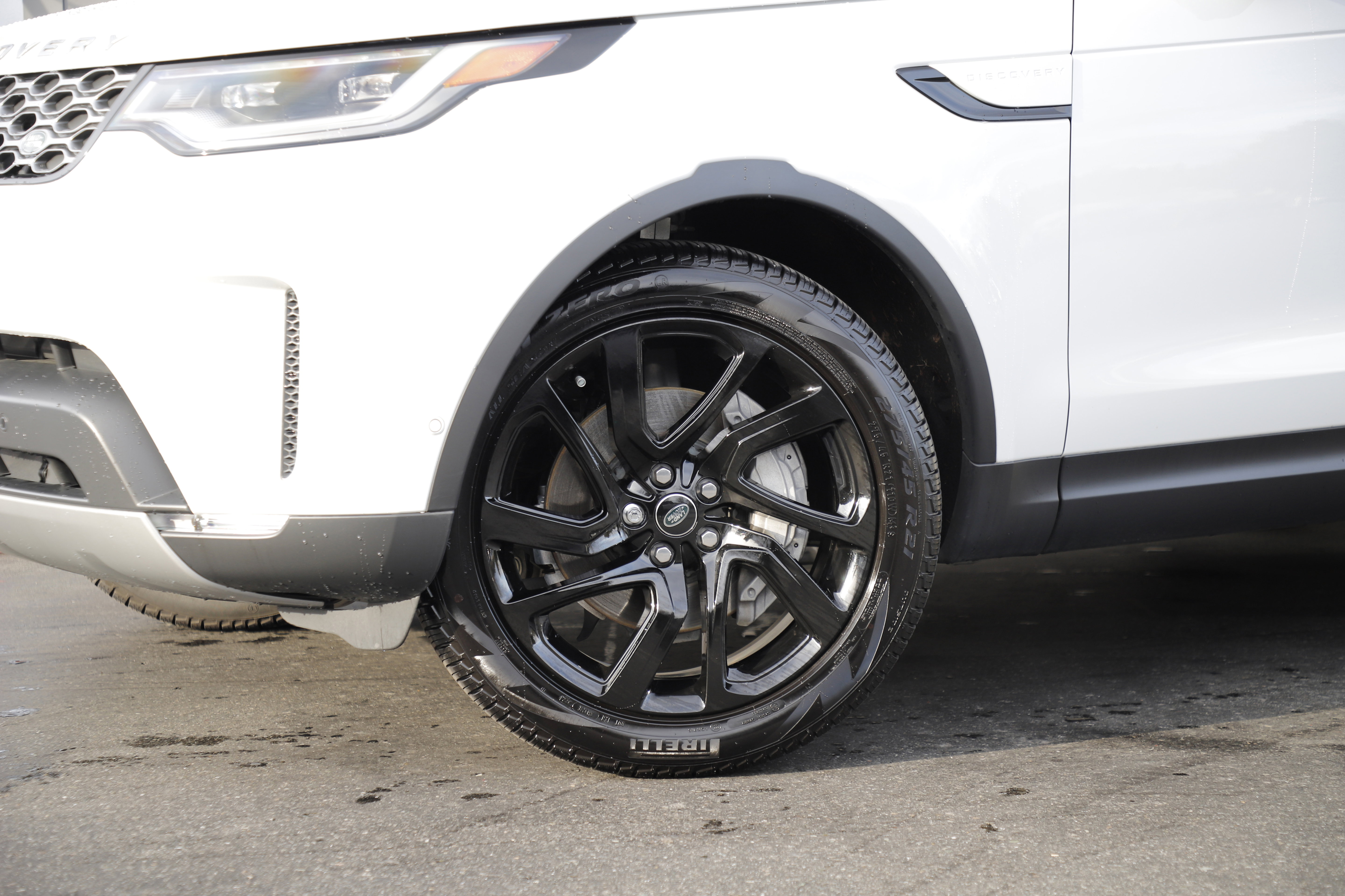 Certified 2025 Land Rover Discovery S image 2
