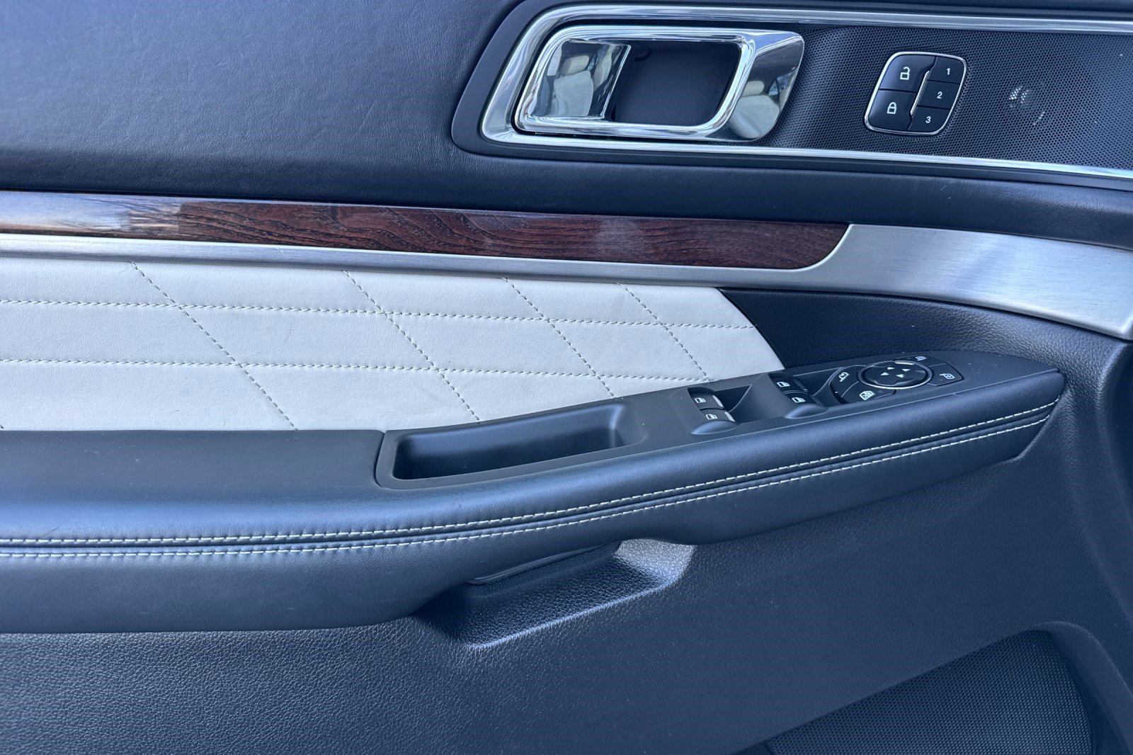 Used 2017 Ford Explorer Platinum image 12