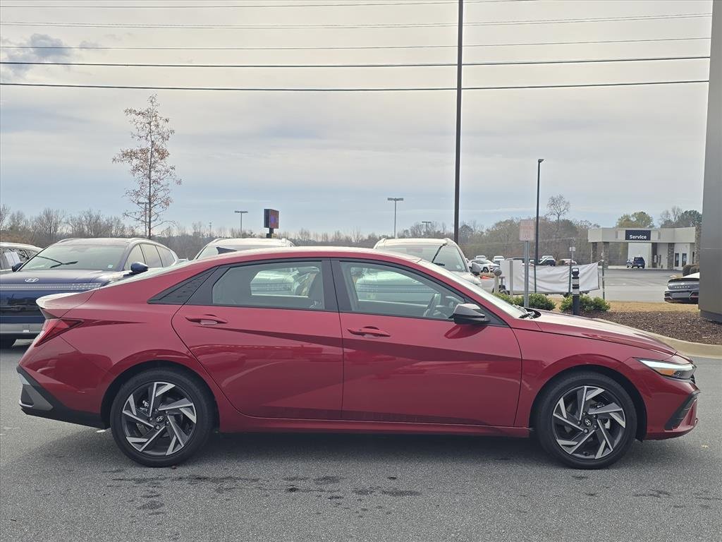 Used 2025 Hyundai Elantra SEL image 2