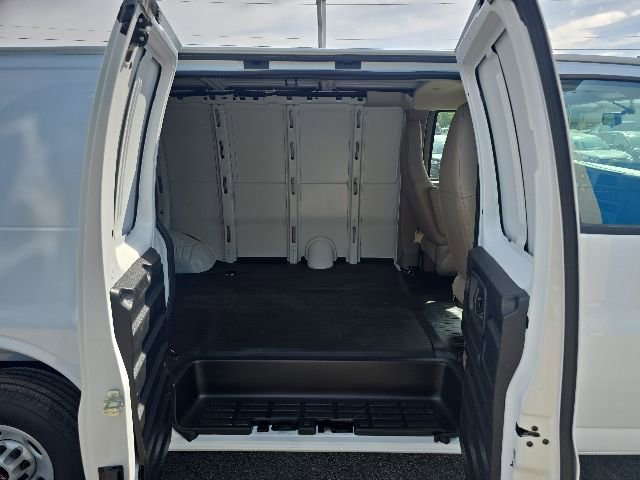 Used 2025 GMC Savana 3500 RWD image 30