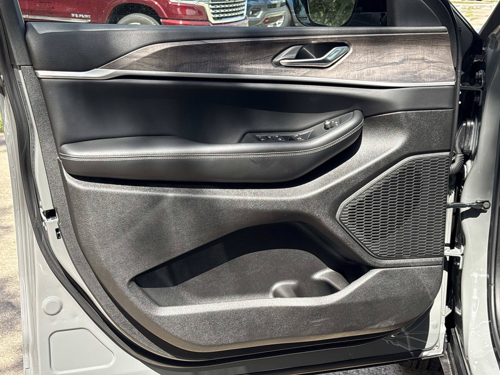 New 2027 Jeep Grand Cherokee Altitude RWD image 16