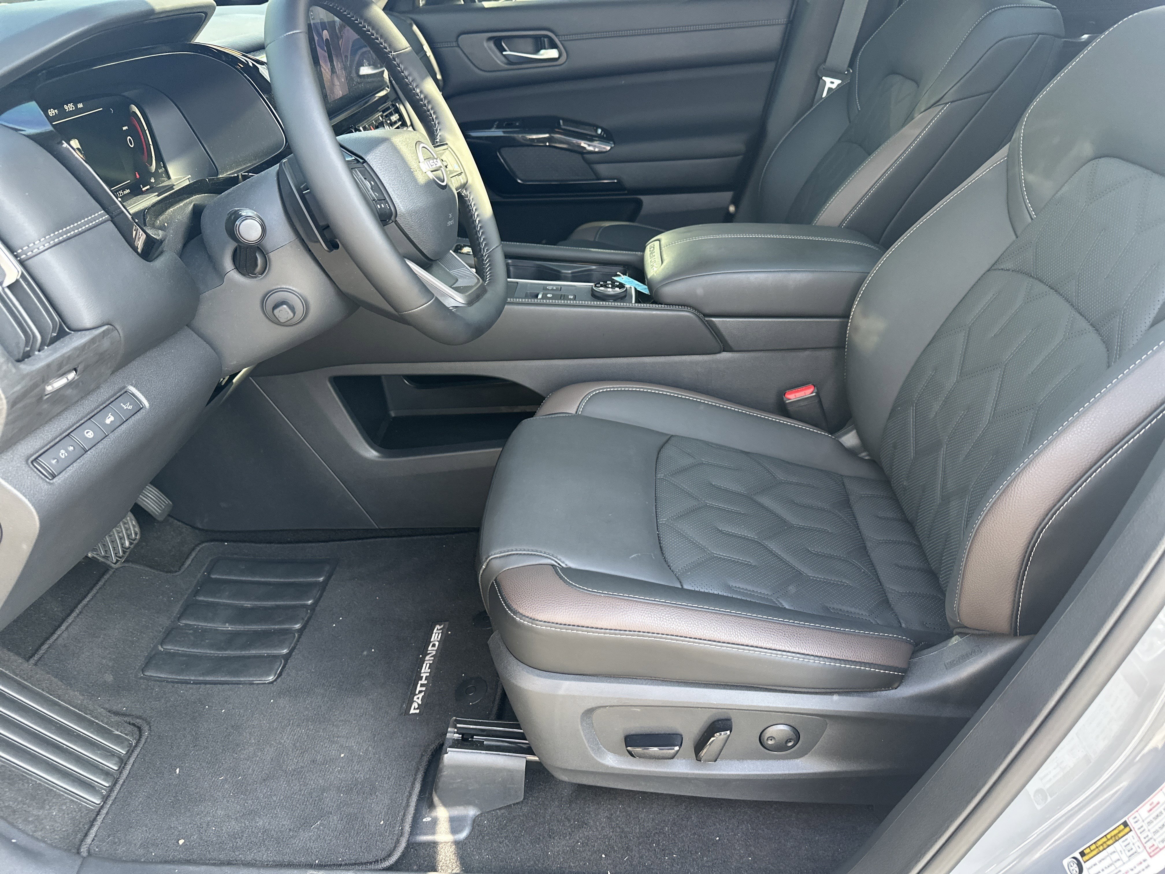 Used 2026 Nissan Pathfinder Platinum AWD/4WD image 9