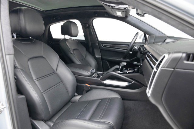 Used 2020 Porsche Cayenne Turbo image 4