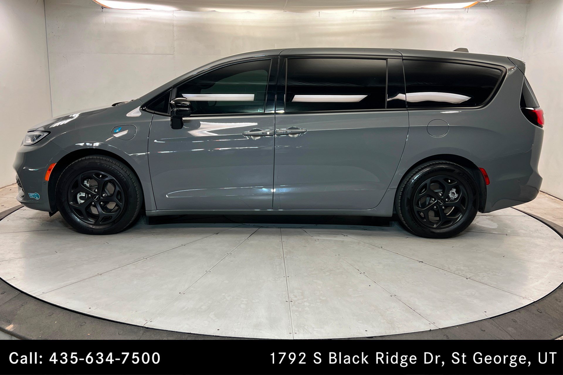Used 2023 Chrysler Pacifica Limited w/ Uconnect Theater Family Group FWD image 2