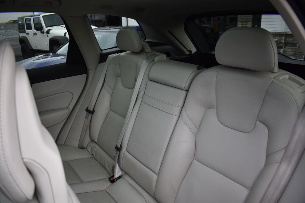 Used 2018 Volvo XC60 T8 Inscription w/ Vision Package image 29