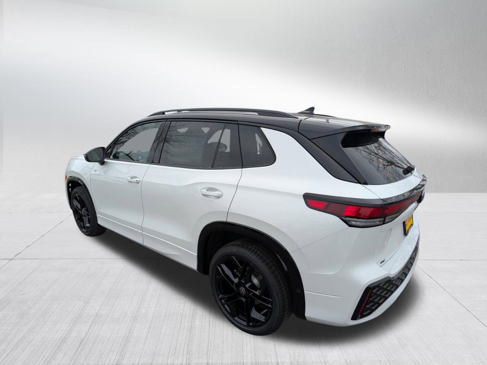 New 2026 Volkswagen Tiguan SE R-Line image 3