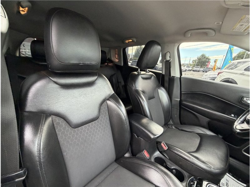 Used 2019 Jeep Compass Latitude FWD image 31