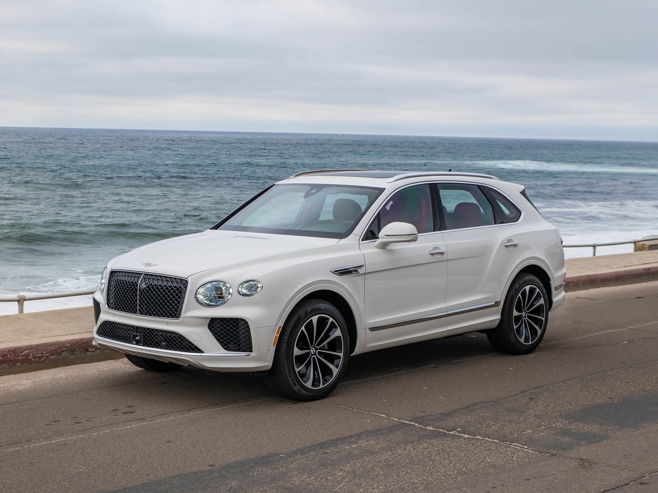 Used 2025 Bentley Bentayga V8 image 1