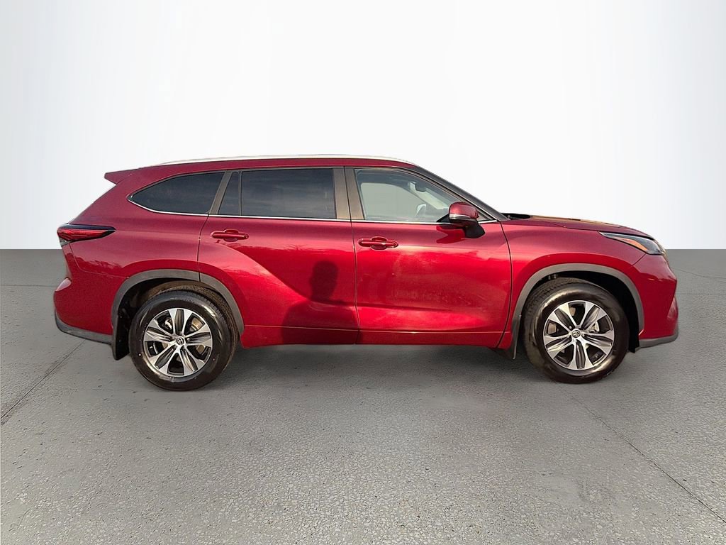Used 2023 Toyota Highlander XLE FWD image 3
