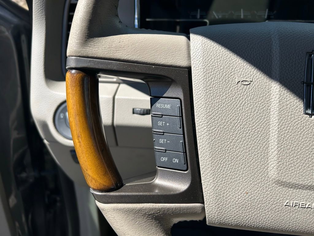 Used 2014 Lincoln Navigator 4WD image 13