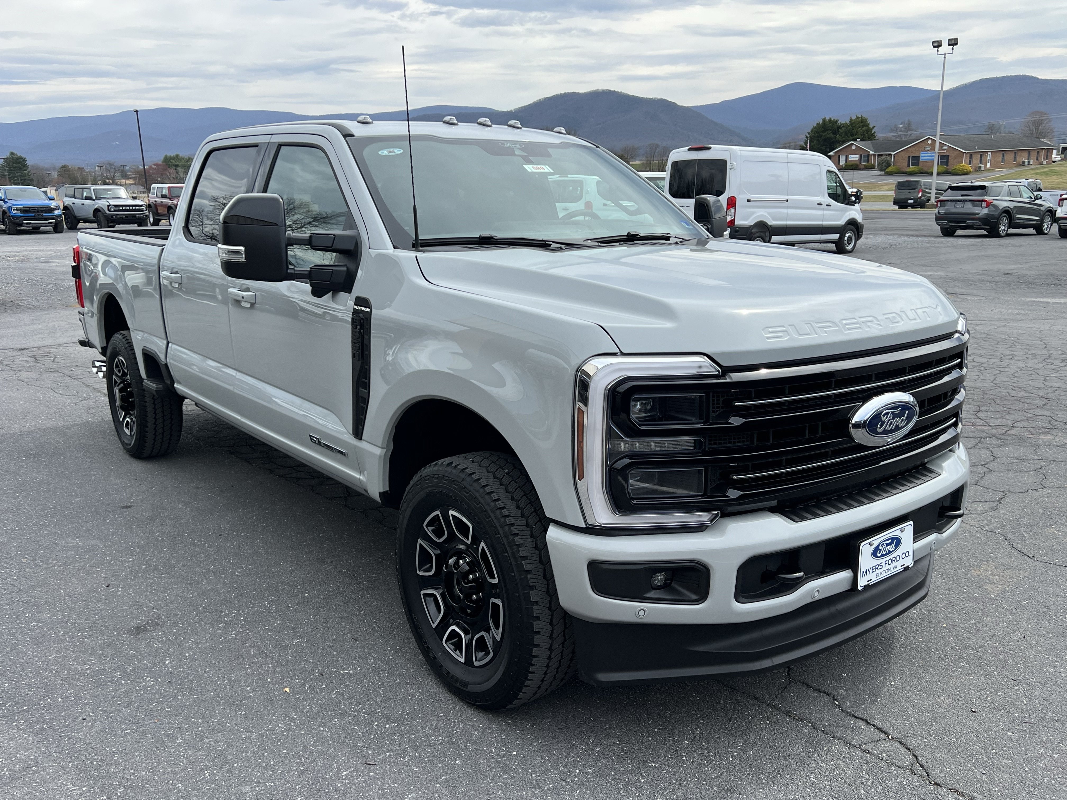 New 2026 Ford F350 Platinum w/ FX4 Off-Road Package AWD/4WD image 4