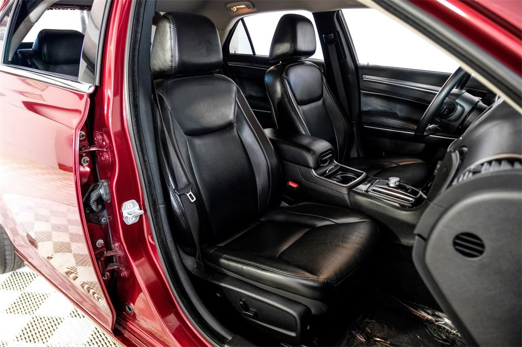 Used 2018 Chrysler 300 Touring L image 35