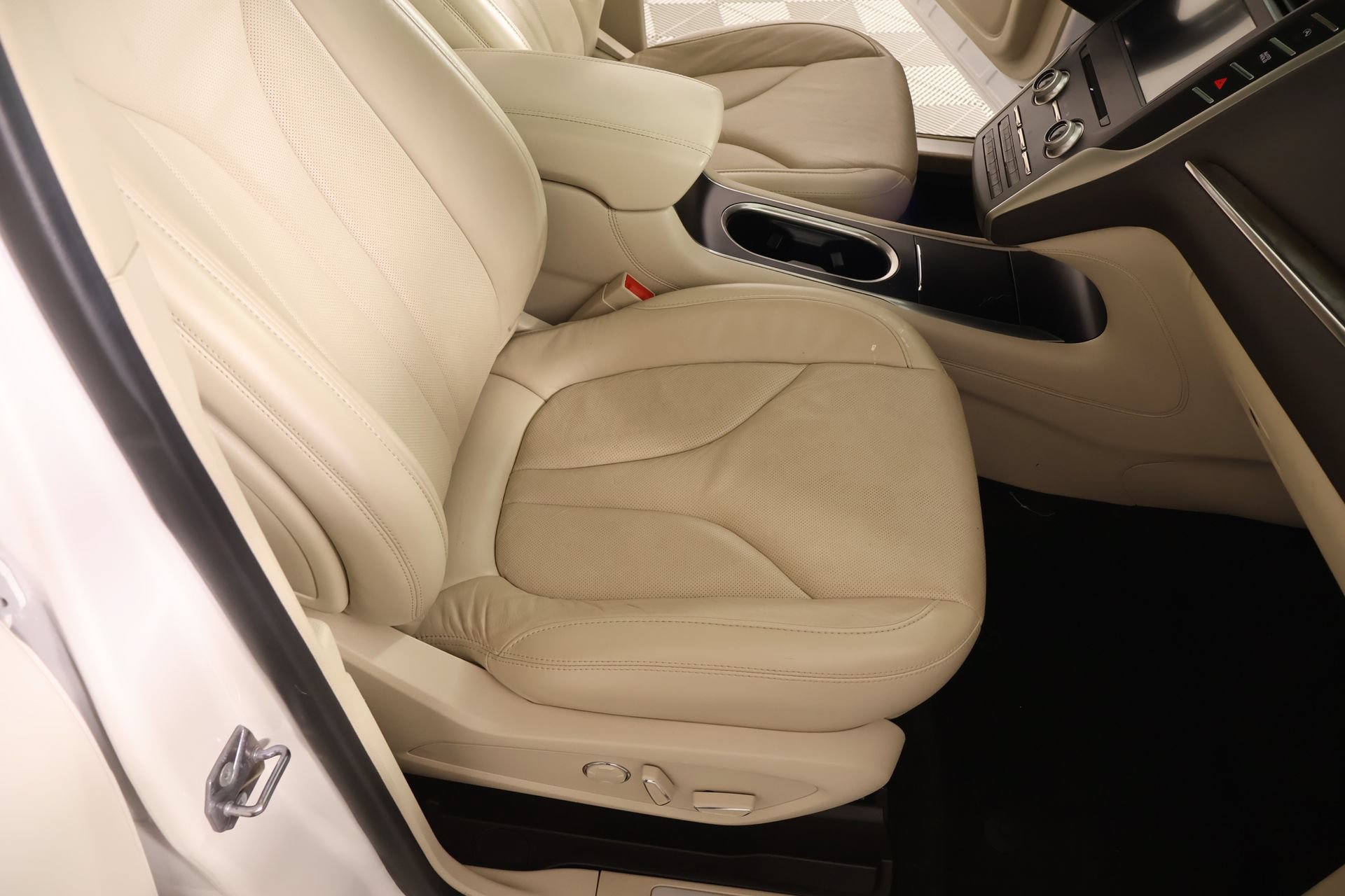 Used 2019 Lincoln MKC Reserve w/ MKC Climate Package FWD image 13